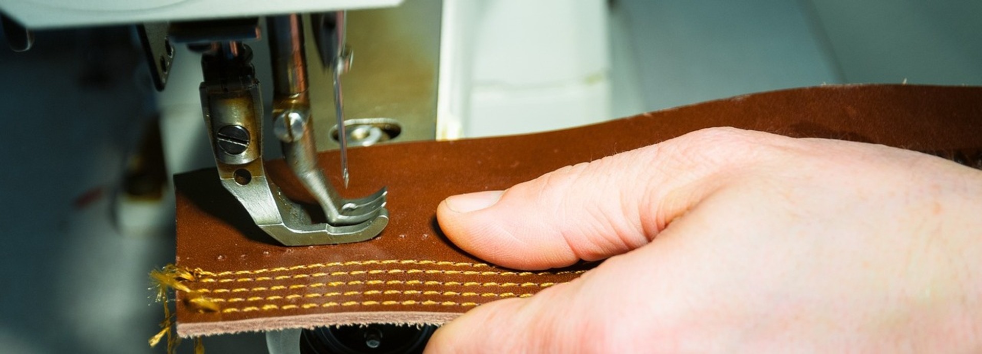 sewing-machine-gd507b84a3_1280 (1) (1) Cuero siendo cosido en maquina de coser