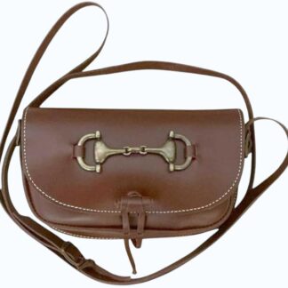 Bolso rociero de piel marrón con Adorno Metalico.