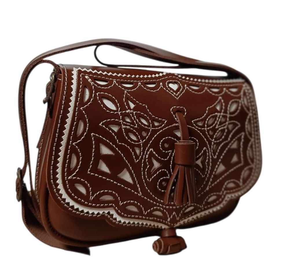 Bolso Bandolera Artesanal Marrón con Solapa Bordada y Borlón – 21x16x6 cm - Imagen 4