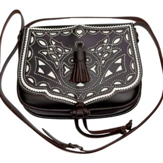 Bolso Bandolera Artesanal Marrón con Solapa Bordada y Borlón – 21x16x6 cm
