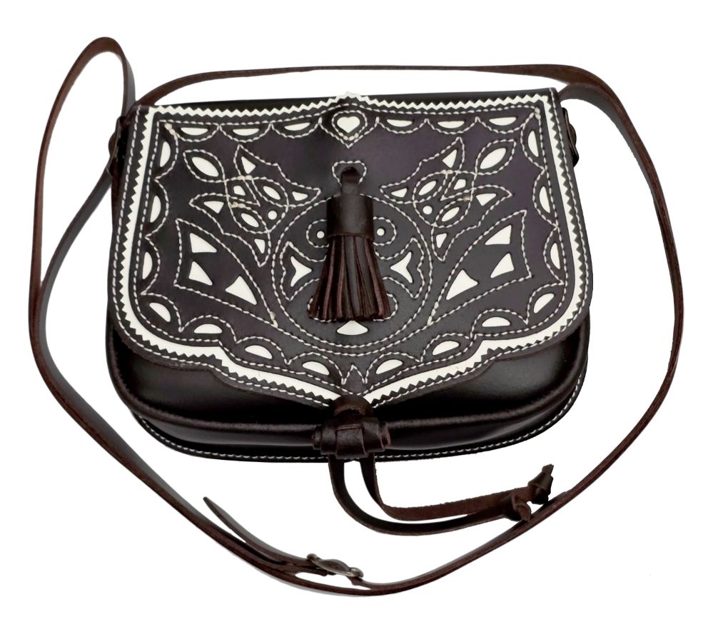 Bolso Bandolera Artesanal Marrón con Solapa Bordada y Borlón – 21x16x6 cm