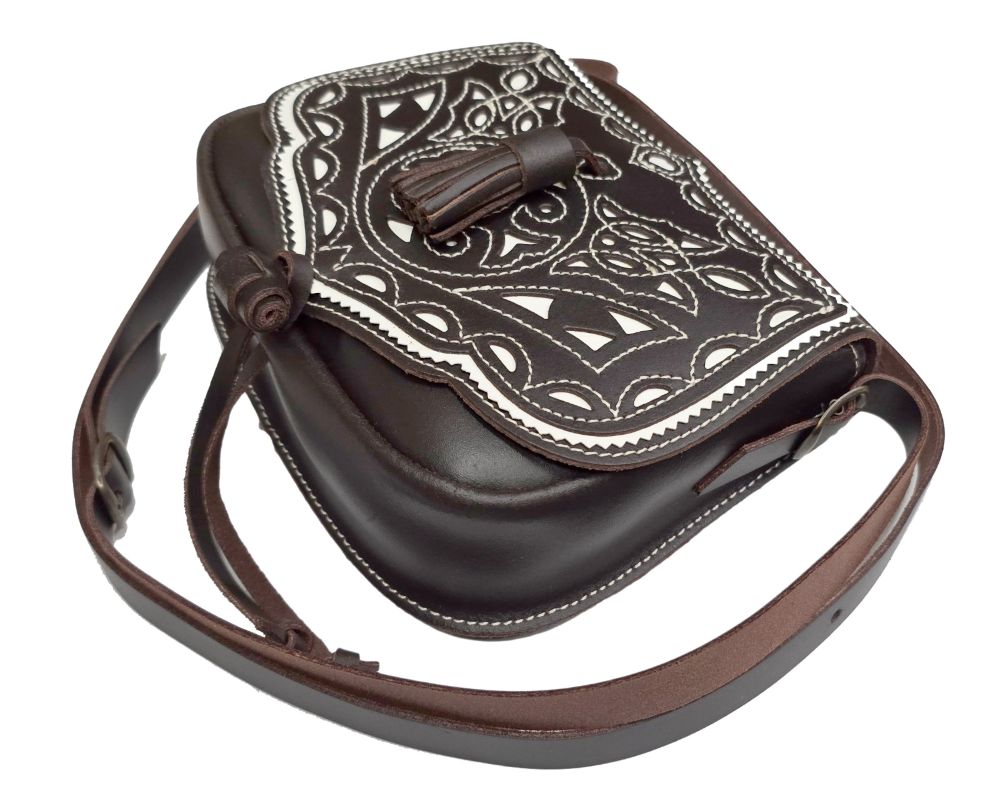 Bolso Bandolera Artesanal Marrón con Solapa Bordada y Borlón – 21x16x6 cm - Imagen 2